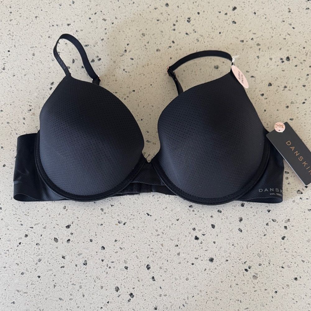 Danskin Black Molded Underwire T-Shirt Padded Sleek and Smooth Bra Size 38C NWT